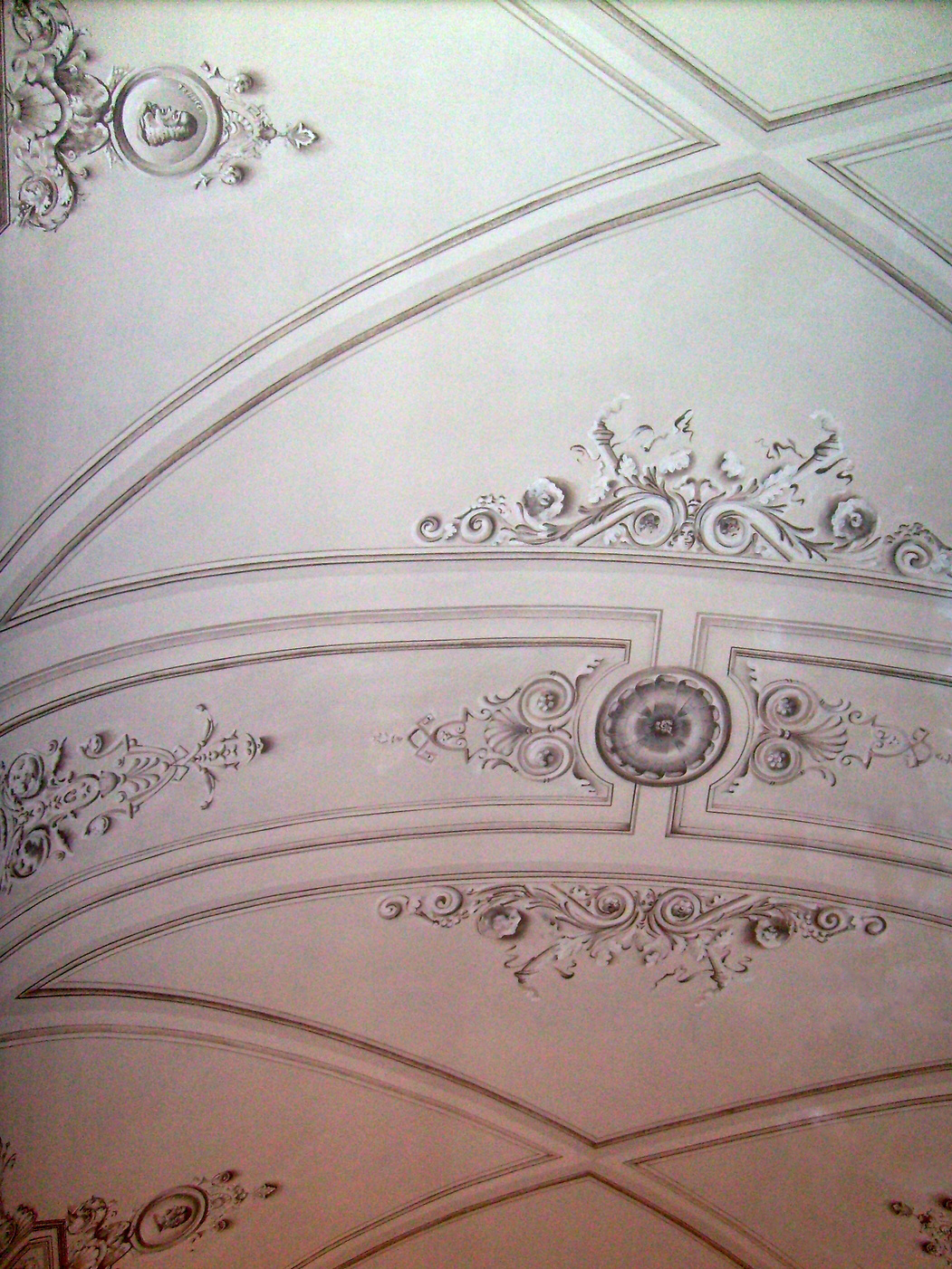 Decorazione-Pittorica-geometrica-a-Trompe-l'oeil-con-elementi-Roccocò-su-Soffitto-a-volta-per-locale-Prestigioso